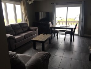 Toetasjesleilighet – standard, 3 soverom (Duplex) | Oppholdsrom | En 50-tommers Flatskjerm-TV med kabel-kanaler samt TV