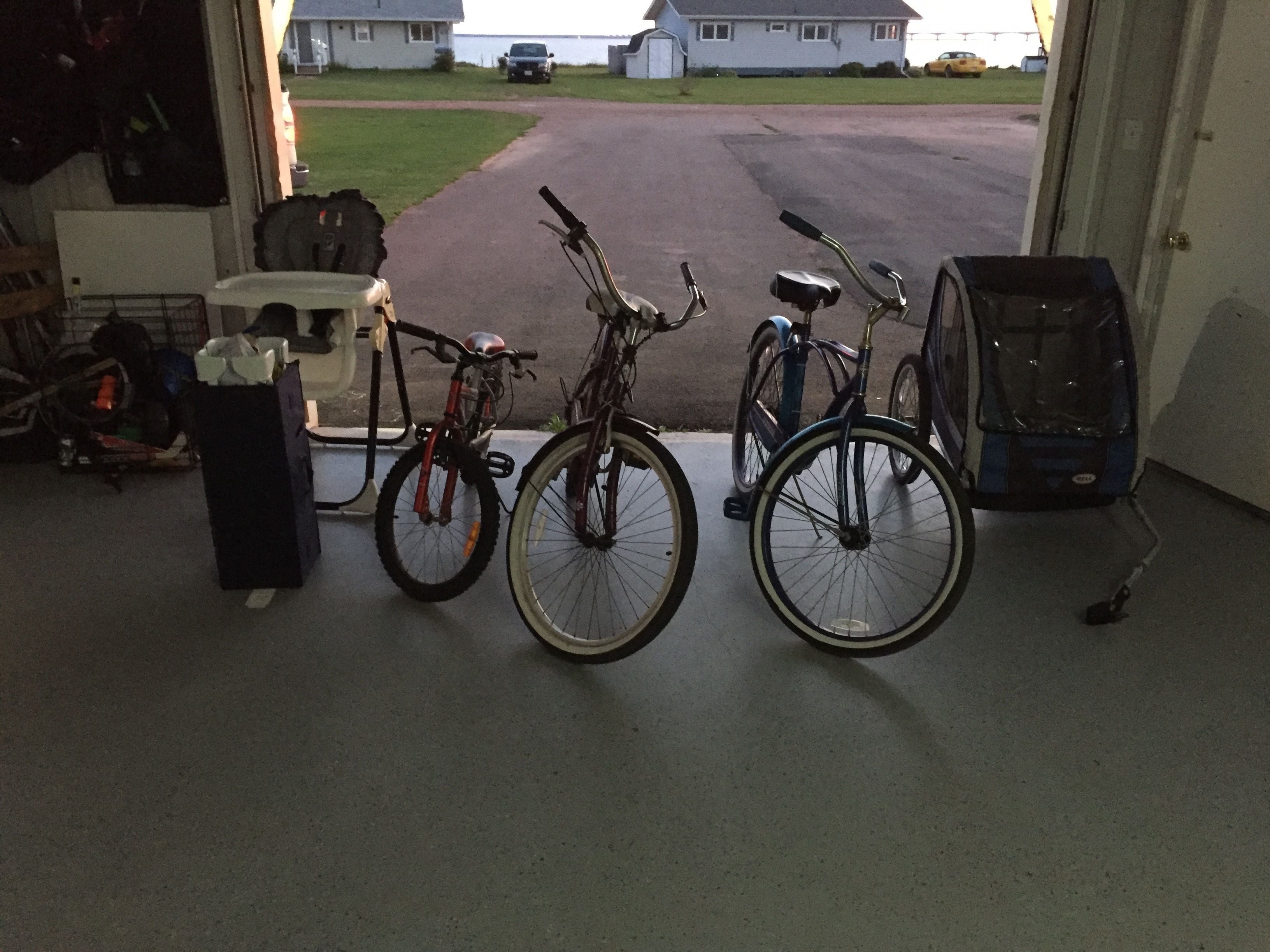 Uma garagem com bicicletas estacionadas.