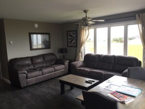 Toetasjesleilighet – standard, 3 soverom (Duplex) | Oppholdsrom | En 50-tommers Flatskjerm-TV med kabel-kanaler samt TV