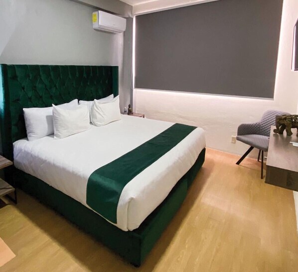 Habitación doble Deluxe, 1 habitación, vista al patio | Caja de seguridad en la habitación y decoración personalizada 