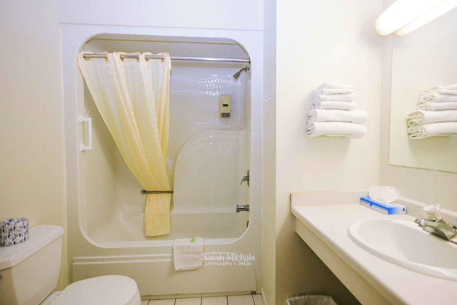 standard room, 1 queen bed | bathroom | combined shower/bathtub, free toiletries, hair dryer, towels