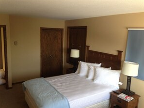 1 bedroom, premium bedding, desk, iron/ironing board - Mountain Ridge (Watford City)