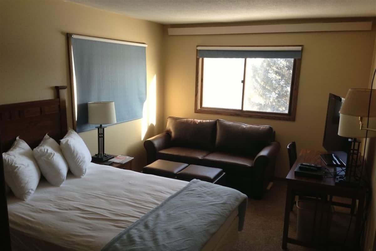 Lodge | 1 bedroom, premium bedding, desk, iron/ironing board