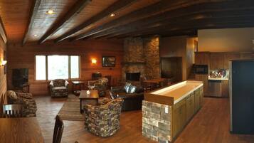 Lodge | Living area | Flat-screen TV