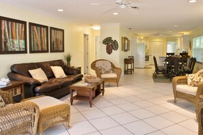 Condo, 4 habitaciones (223 Sea Dream) | Área de sala de estar | Televisión de pantalla plana de 55 pulgadas con canales vía satélite 