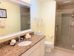 คอนโด, 2 ห้องนอน (225 Sea Escape) | ห้องน้ำ | ฝักบัวในอ่างอาบน้ำ, ของใช้ในห้องน้ำฟรี, ไดร์เป่าผม, ผ้าเช็ดตัว