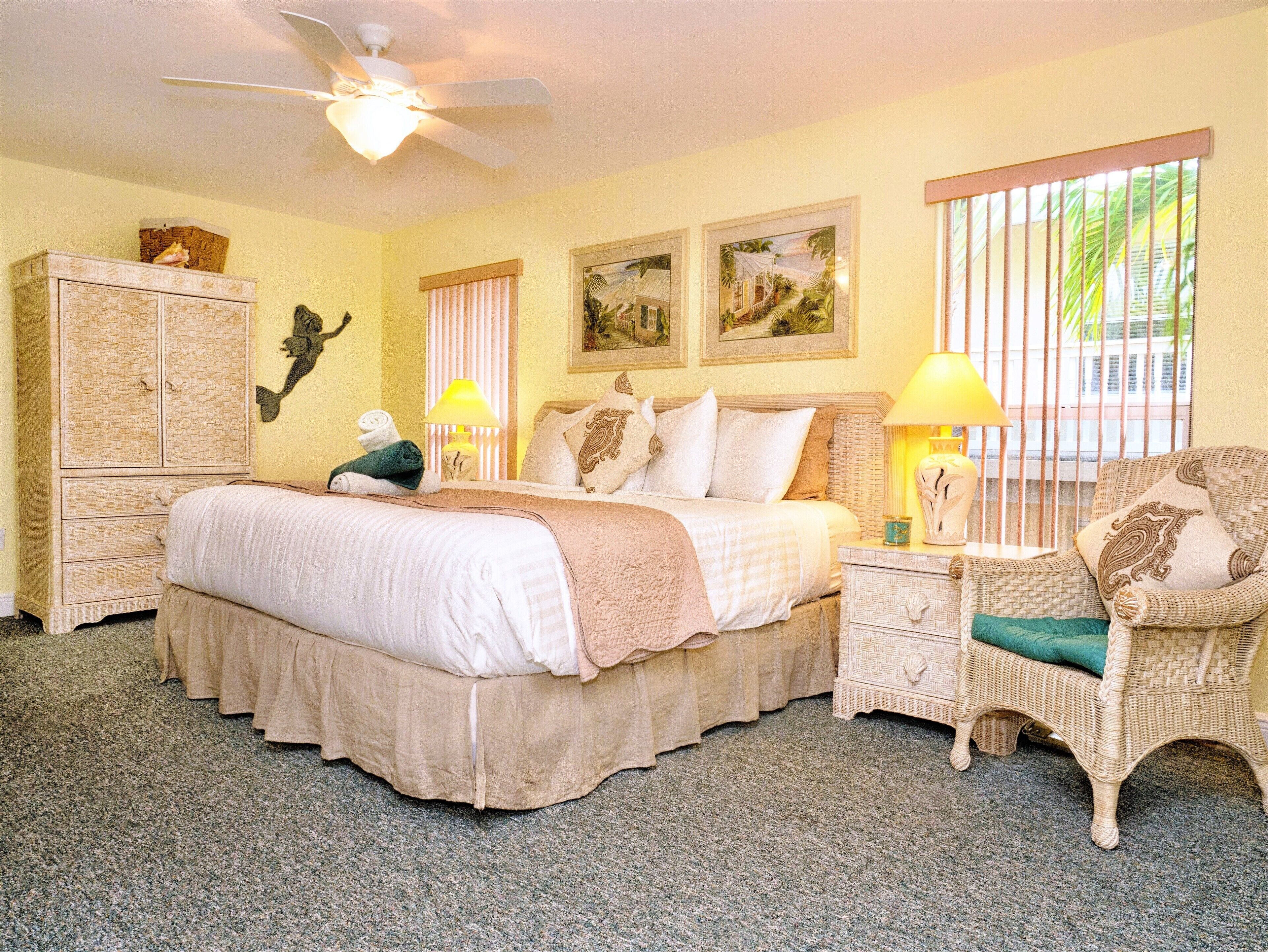 1 bedroom, Egyptian cotton sheets, premium bedding, down comforters