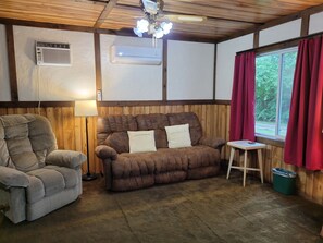 Ferienhütte, Nichtraucher, Küche | Wohnbereich | 32-Zoll-Flachbildfernseher mit Kabelempfang, Fernseher, Bücher