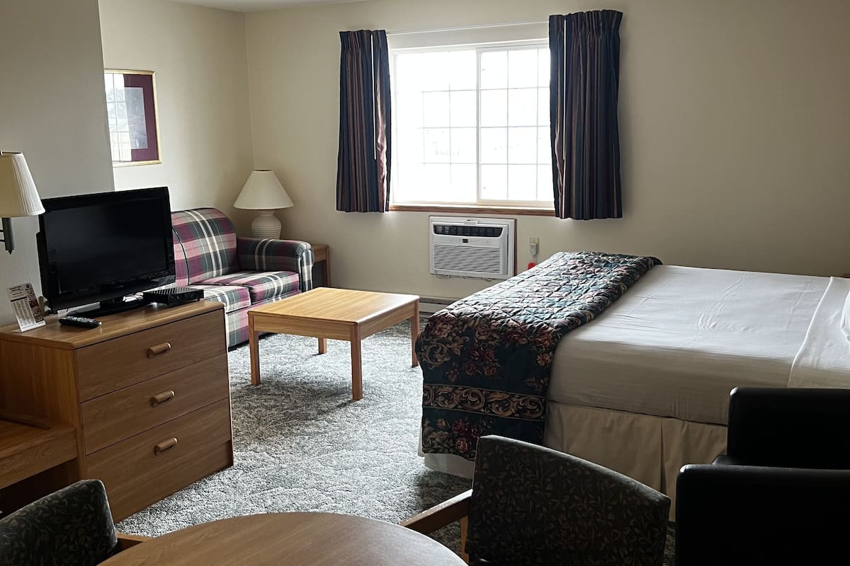 Suite | Living area | Flat-screen TV