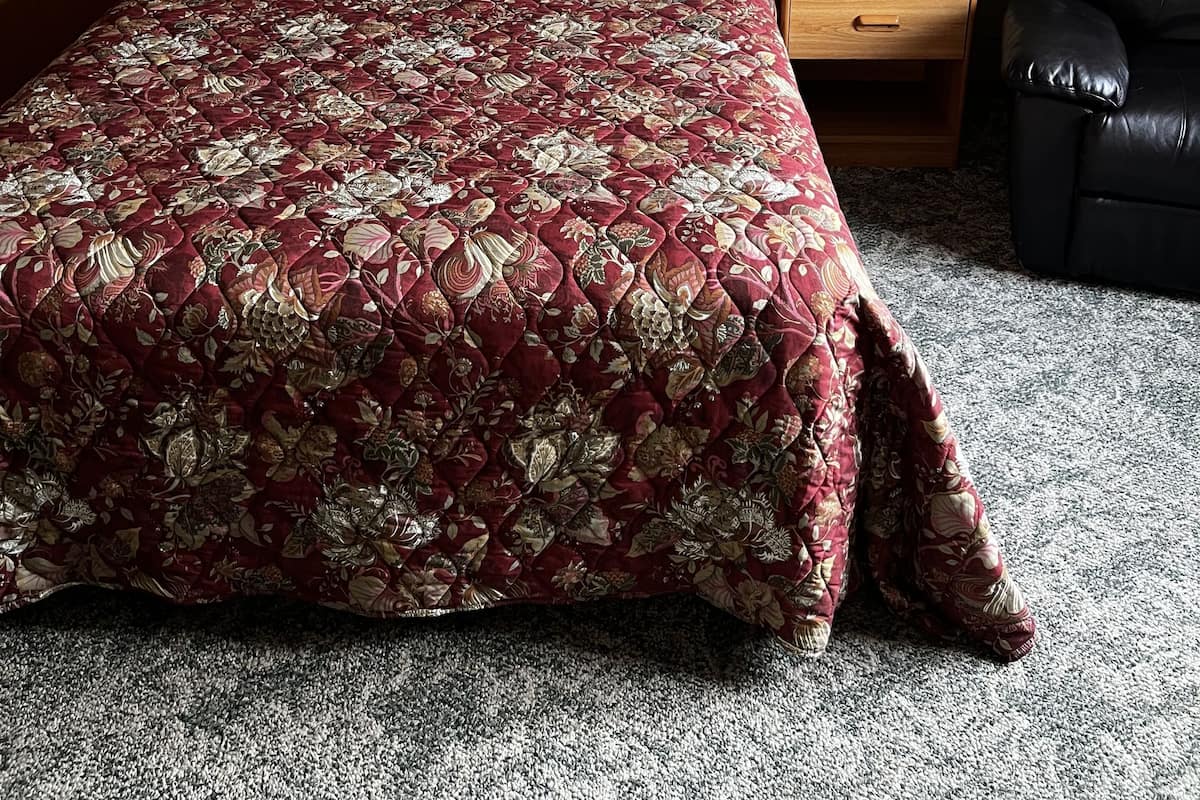 Standard Single Room, 1 Queen Bed | 1 bedroom, individually decorated, individually furnished, desk