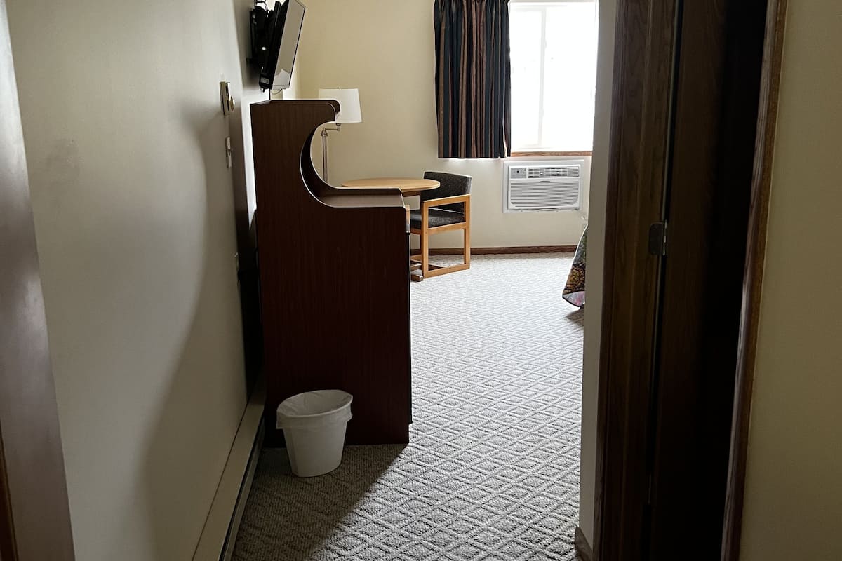 Standard Single Room, 1 King Bed | 1 bedroom, individually decorated, individually furnished, desk