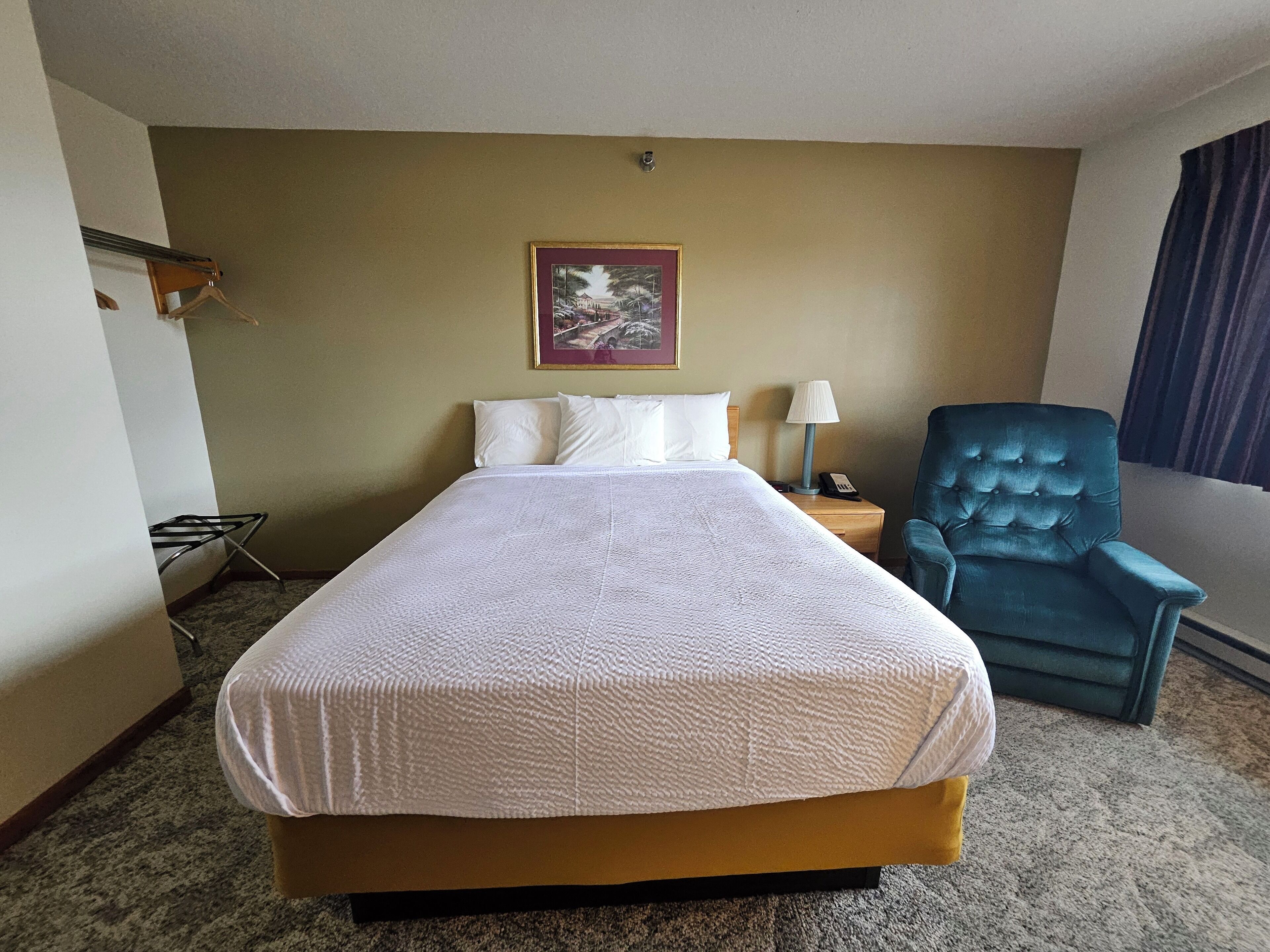 Standard Single Room, 1 Queen Bed | Individually decorated, individually furnished, desk, soundproofing