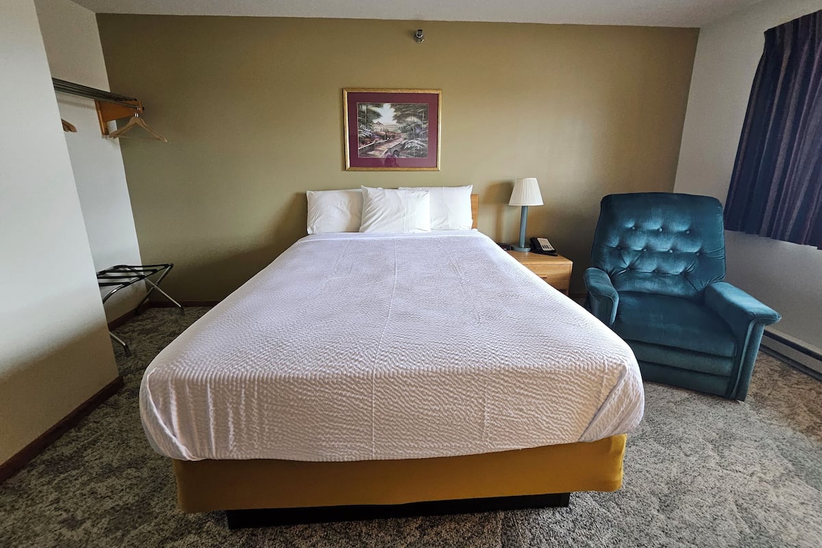 1 habitación, decoración personalizada, muebles diferentes y escritorio