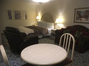 Suite, 1 King Bed | Free WiFi, bed sheets - Value Host Motor Inn (Marquette)