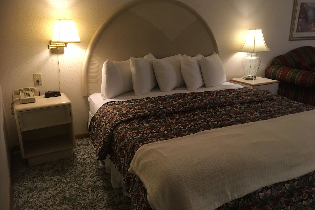 suite, 1 king bed | free wifi, bed sheets