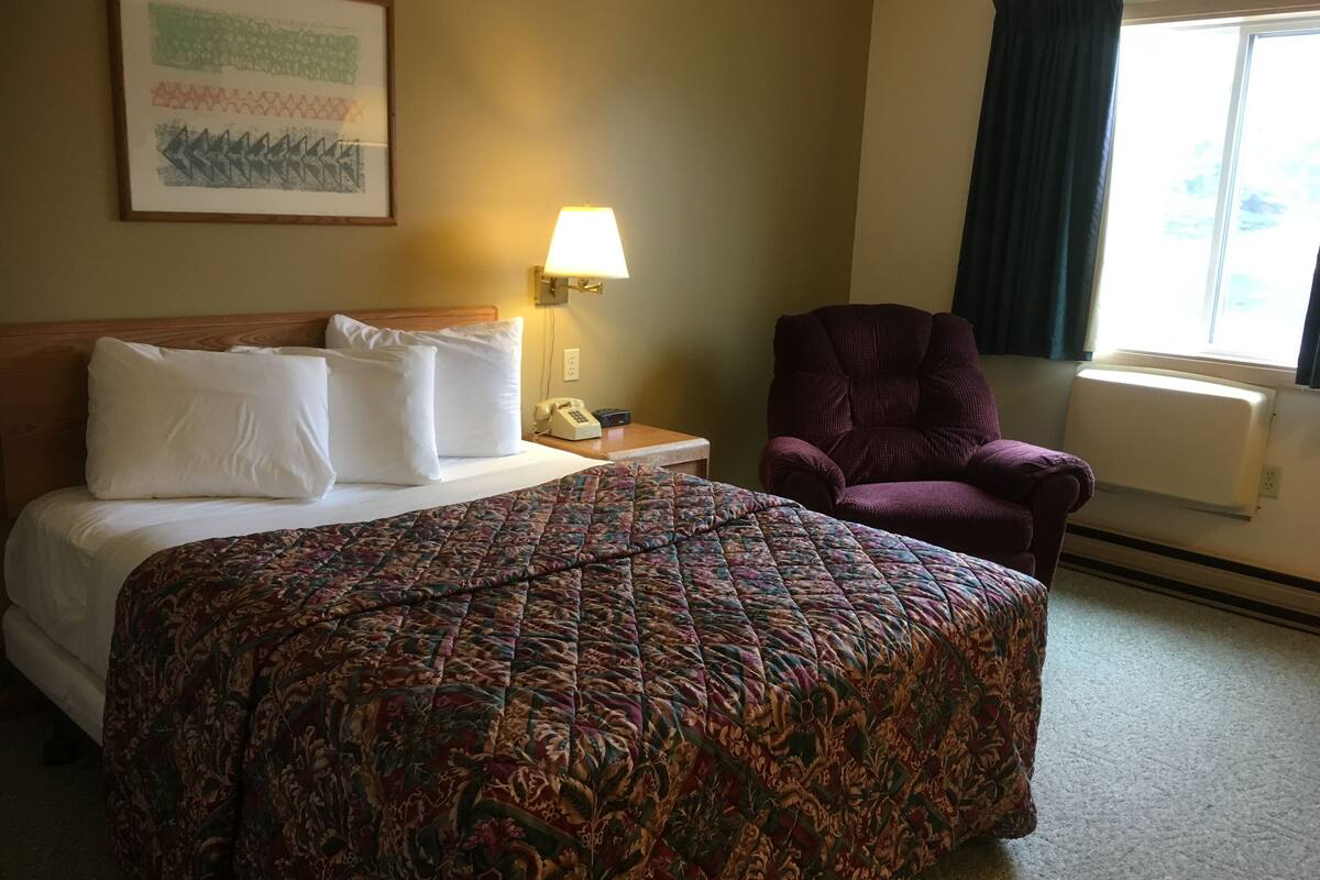 room, 1 queen bed | view from room