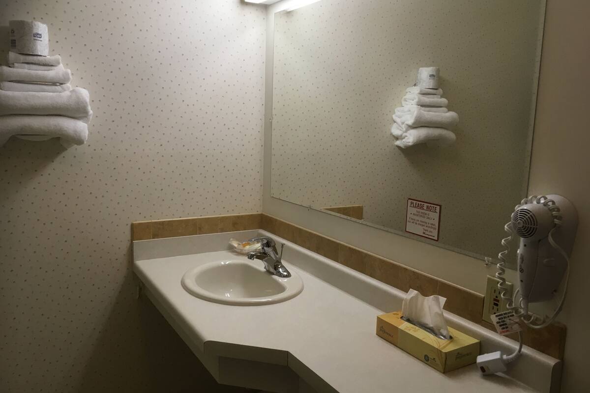 combined shower/bathtub, hair dryer, towels