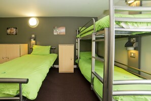 Habitació estàndard | Roba de llit i habitacions accessibles amb cadira de rodes