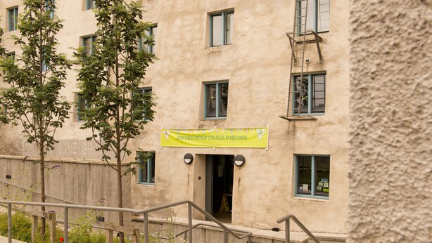Un edificio con un cartel que indica que el restaurante permanece abierto hasta tarde.