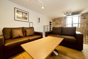 Lobby sitting area - YHA Berwick - Hostel (Berwick-upon-Tweed)