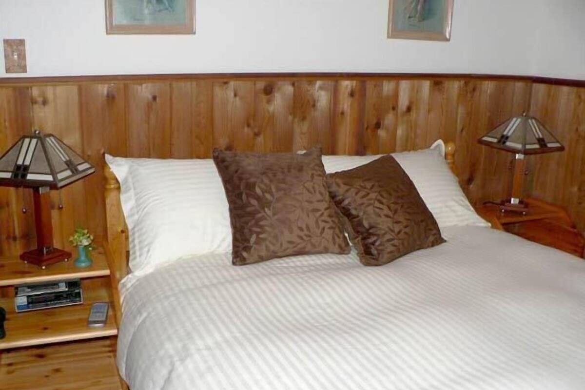 Suite, 1 cama Queen size | 1 habitación, ropa de cama de alta calidad, escritorio y wifi gratis