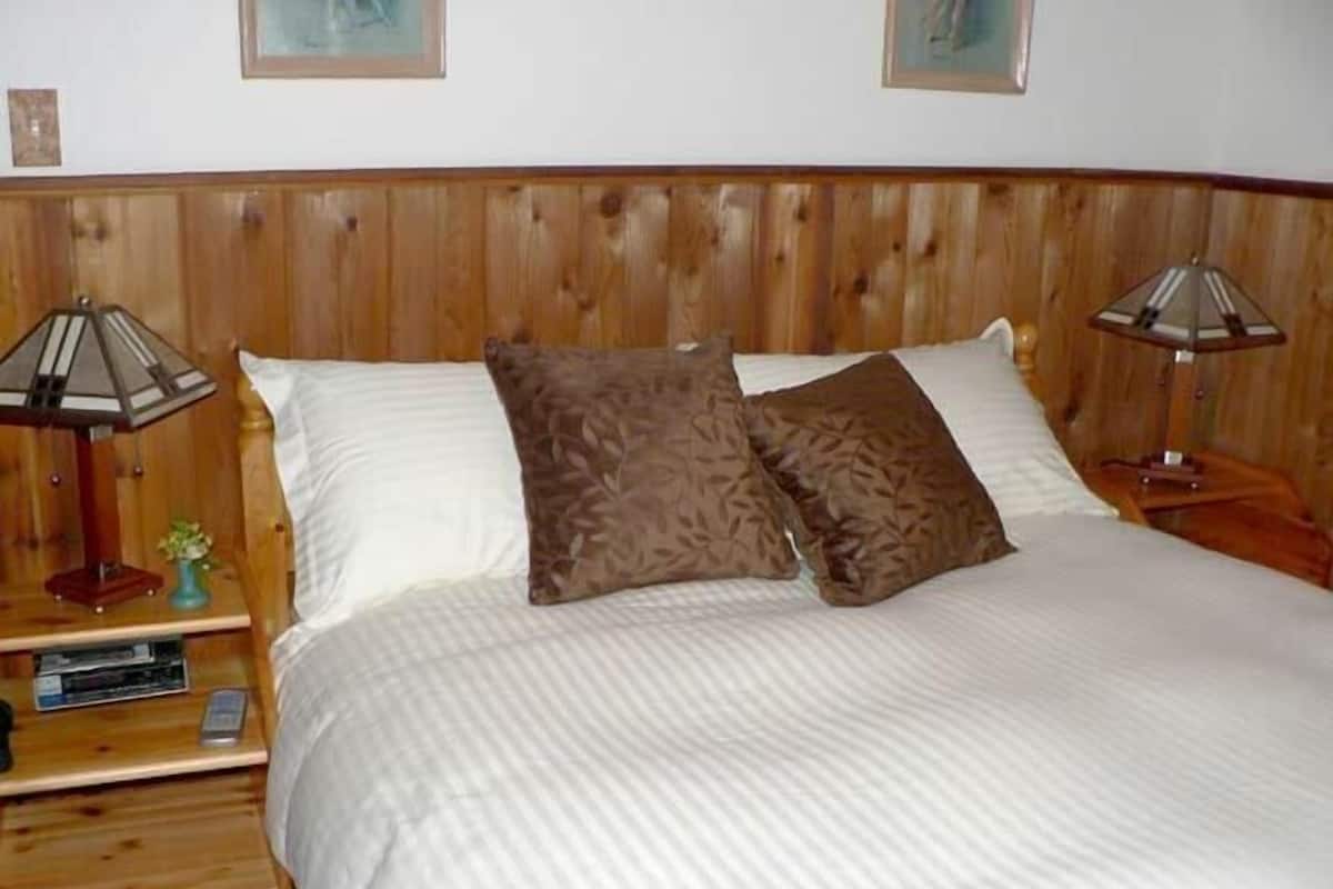 Suite, 1 Queen Bed | 1 bedroom, premium bedding, desk, free WiFi