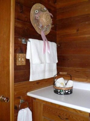 Bathroom - Cedar Song B & B and Cottage (Errington)