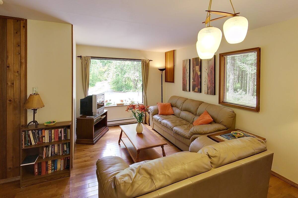 Casa de campo, 2 habitaciones, cocina (with Loft Staircase) | Sala de estar | Televisión