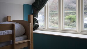 A bunk bed in a room with a window. - YHA Boscastle - Hostel (Boscastle)