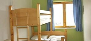 Cunas o camas infantiles gratuitas, wifi gratis, ropa de cama