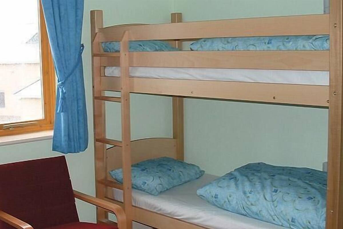 Cunas o camas infantiles gratuitas, wifi gratis, ropa de cama