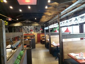 Lunch and dinner served, Japanese cuisine - Sutton Park Inn (Kincardine)