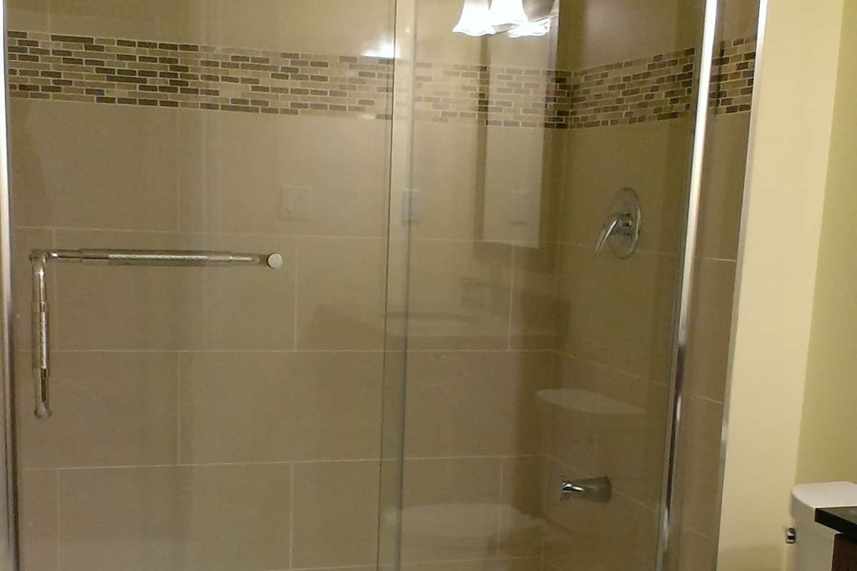 The Bachelor, Walkout Basement, Ensuite Bathroom | Bagno | Asciugamani