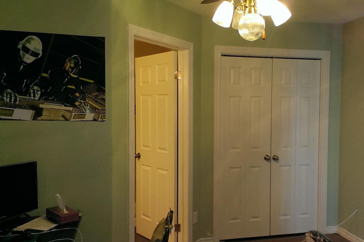 Queen room, Ensuite Bathroom | Living area