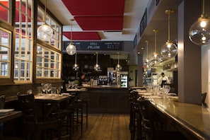 2 restaurants; breakfast, lunch, and dinner served - Espace 4 Saisons (Orford)