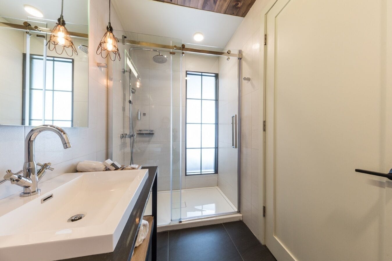 business room, 1 king bed | bathroom | combined shower/bathtub, free toiletries, hair dryer, towels