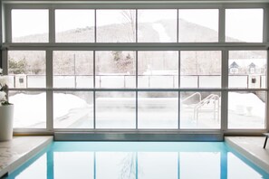 Innendørsbasseng, utendørsbasseng og solsenger