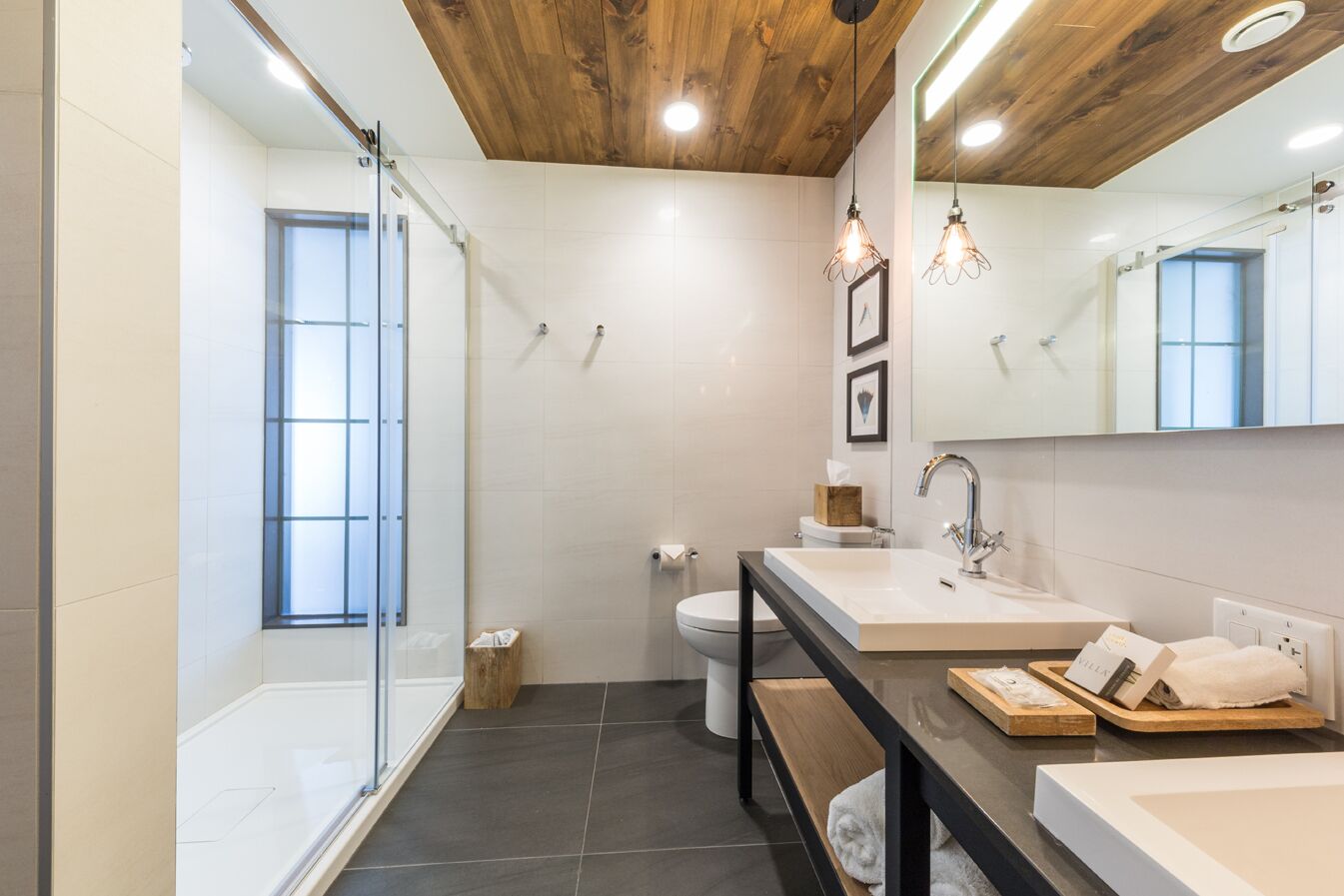 urban suite | bathroom | combined shower/bathtub, free toiletries, hair dryer, towels