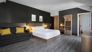 Un dormitorio moderno con una cama grande, un sofá y un armario.