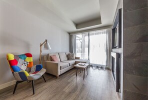 Rom, 1 soverom | Oppholdsområde | En 32-tommers Flatskjerm-TV med kabel-kanaler samt TV