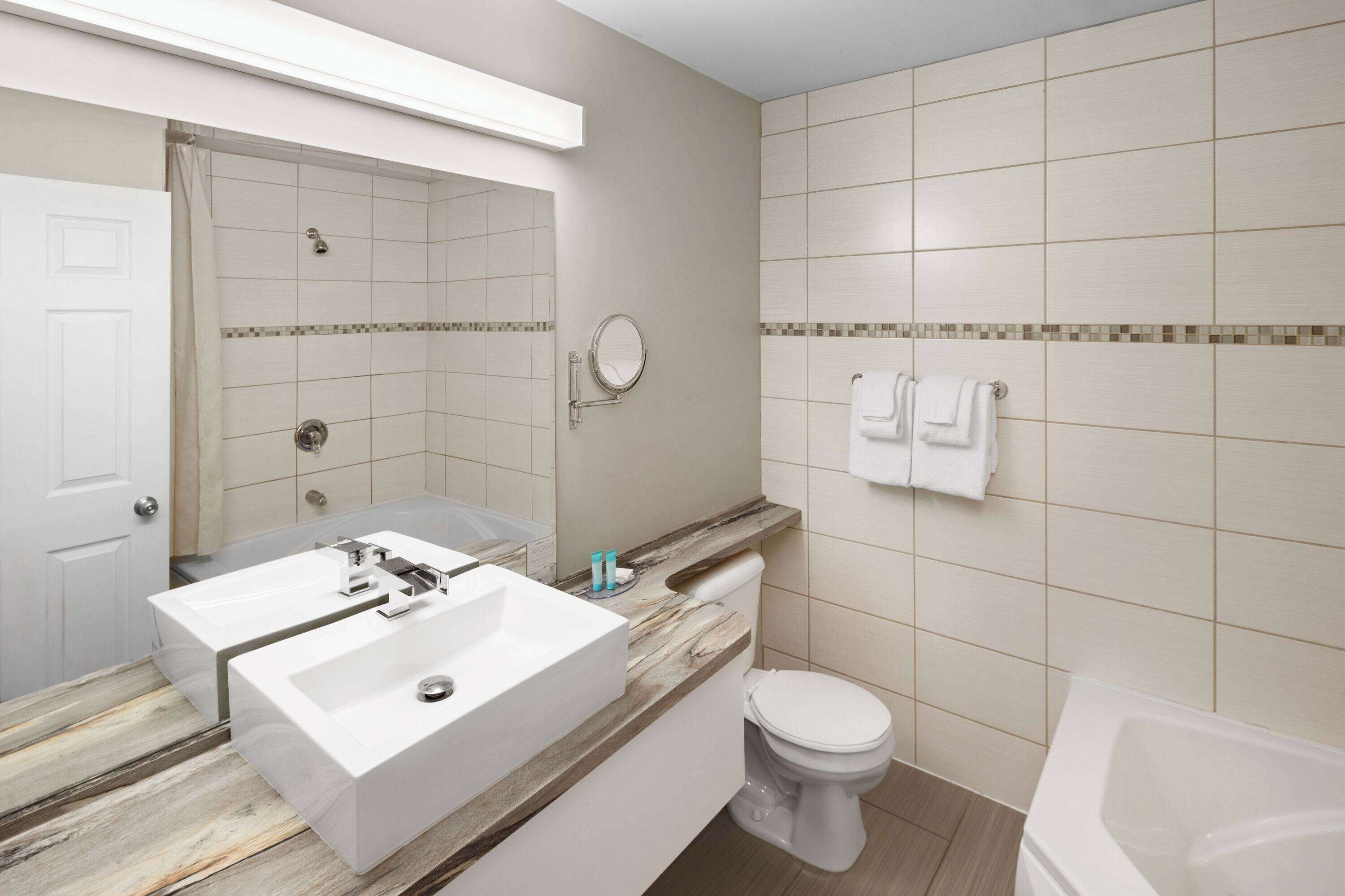 Combined shower/tub, free toiletries, hair dryer, towels