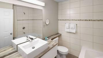 Combined shower/tub, free toiletries, hair dryer, towels