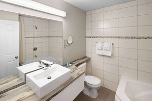 Ensemble douche/baignoire, articles de toilette gratuits, sèche-cheveux
