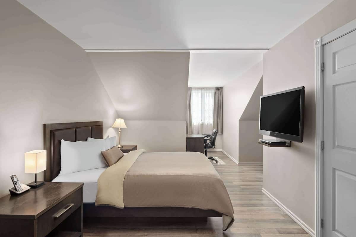 Suite, 1 cama Queen size, para no fumadores | Tabla de planchar con plancha, camas extra, wifi gratis y ropa de cama