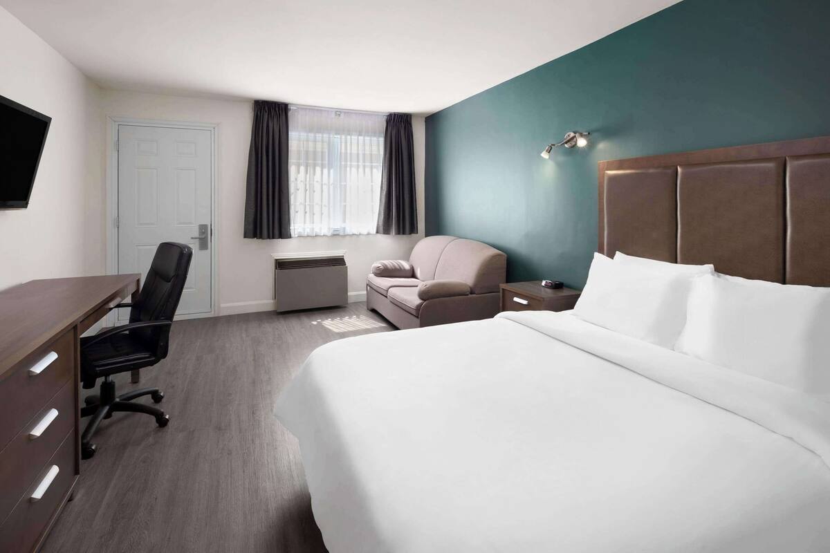 Room, 1 Queen Bed, Non Smoking | Iron/ironing board, rollaway beds, free WiFi, bed sheets