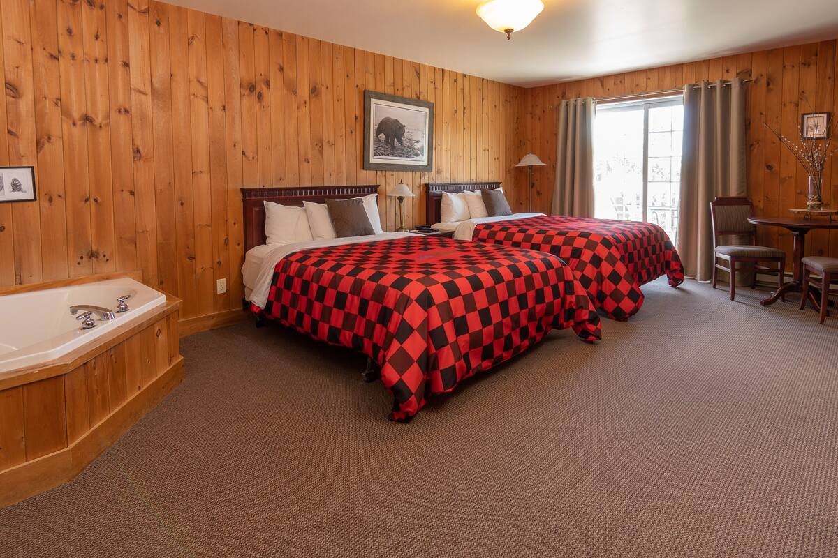 Chambre supérieure, 2 grands lits | Fer et planche à repasser, literie fournie