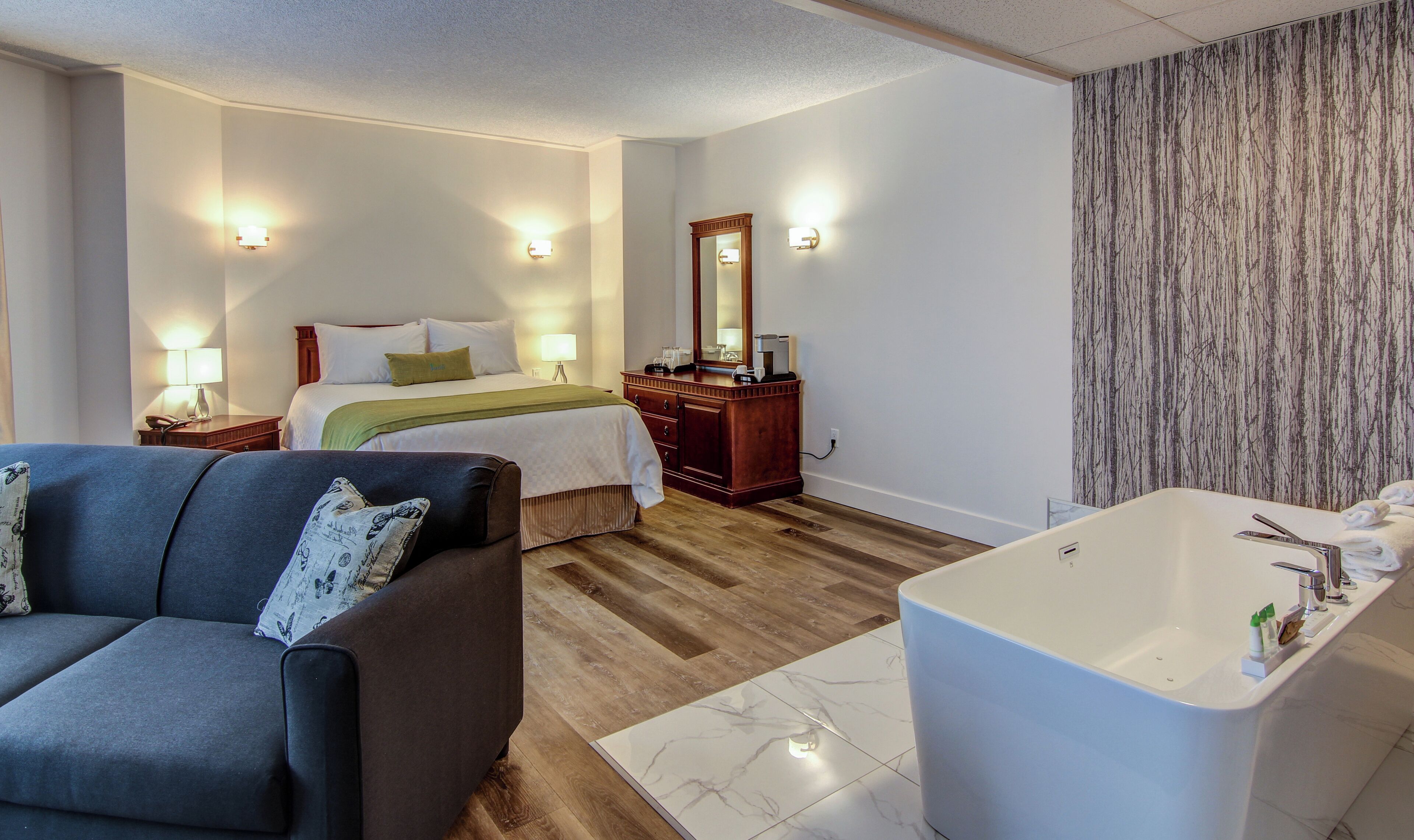 deluxe room, 1 queen bed | in-room safe, desk, iron/ironing board, cots/infant beds