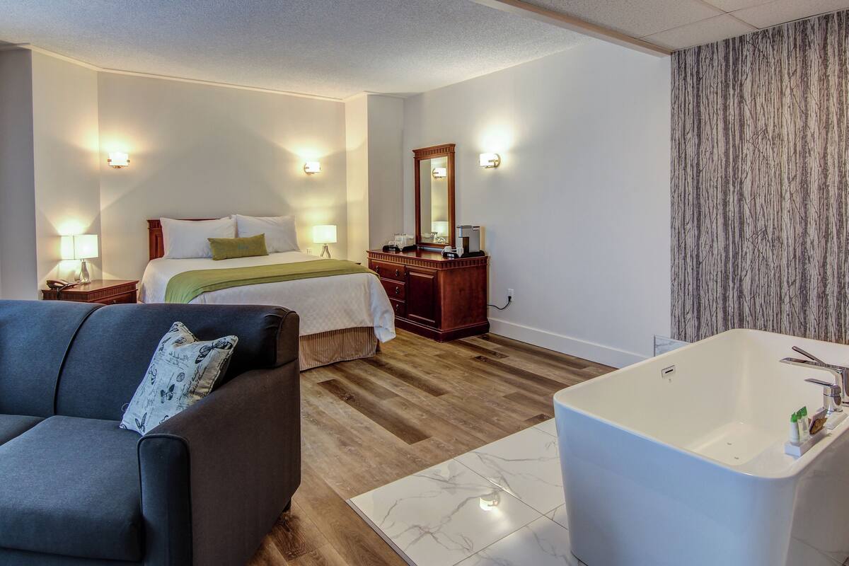 deluxe room, 1 queen bed | in-room safe, desk, iron/ironing board, cots/infant beds