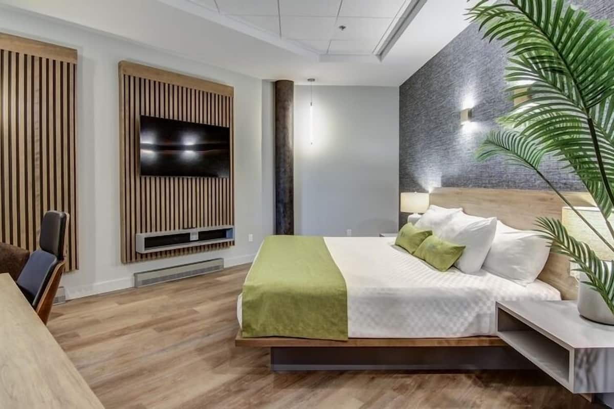 family room, multiple beds | in-room safe, desk, iron/ironing board, cots/infant beds