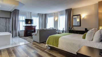 Deluxe Room, 1 Katil Ratu (Queen) | Peti besi dalam bilik, meja, seterika/papan seterika